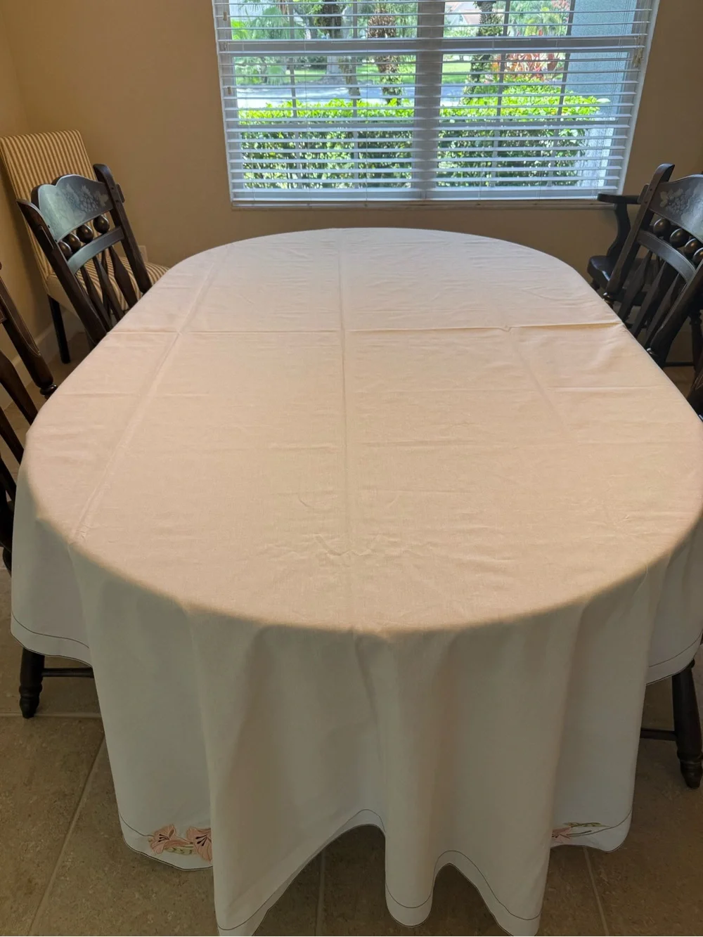 Villeroy & Boch Embroidered Pink Lily Scalloped Tablecloth 58